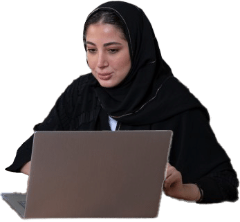 إمرأة أمام الحاسوب