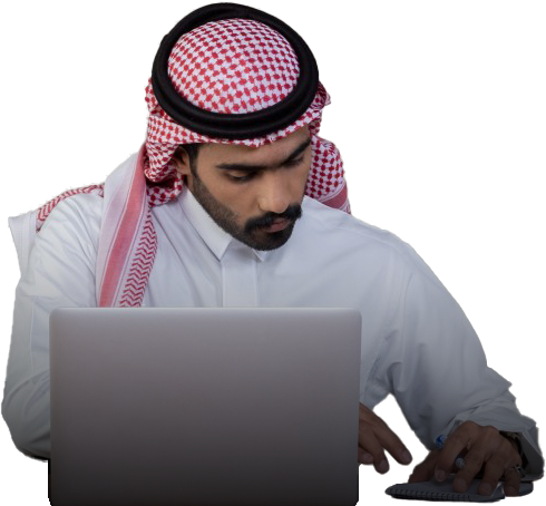 رجل سعودي أمام حاسوب